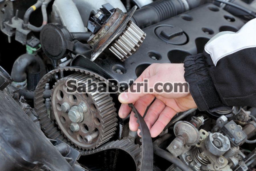 بررسی تسمه موتور تعمیر و نگهداری خودرو